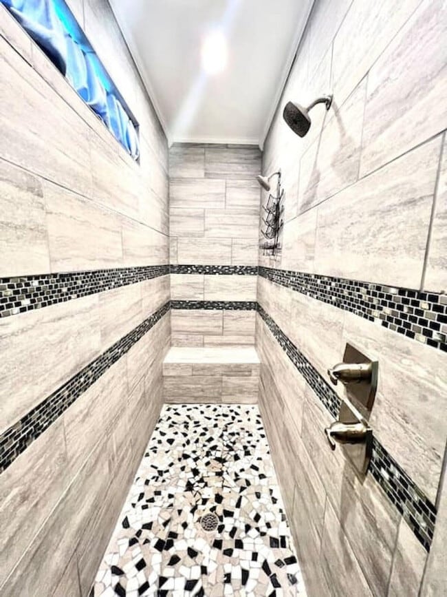 Building Photo - 5402 Pinetree Ave