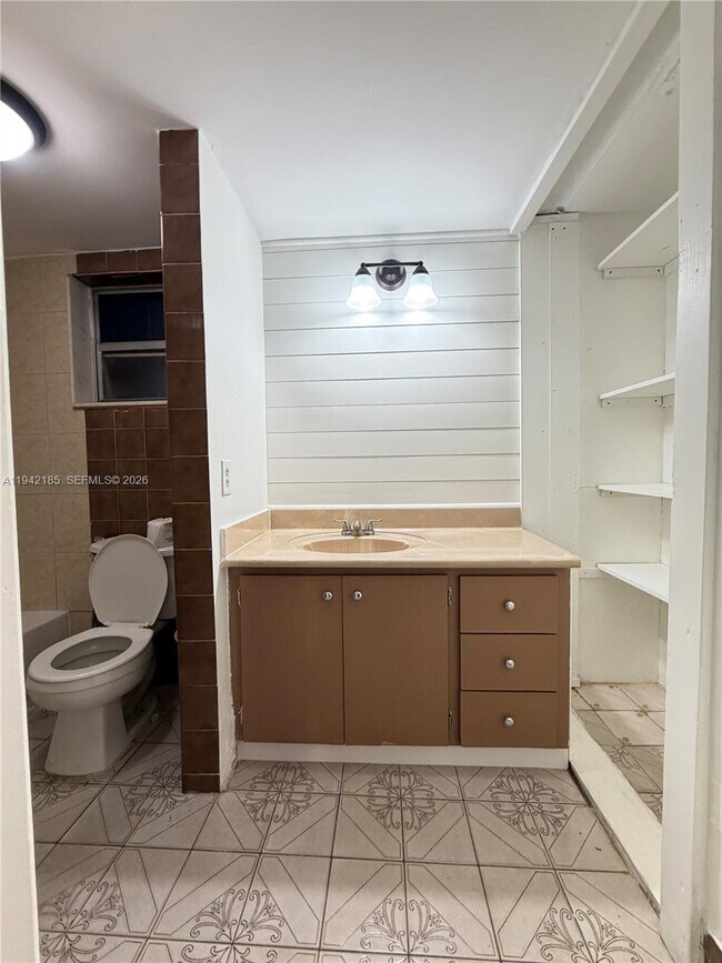 Building Photo - 958 E 21st St