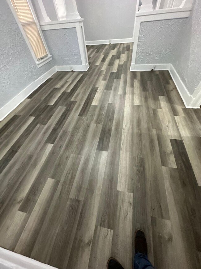 Building Photo - Fully Renovated 2/1 -Single Family Availab...