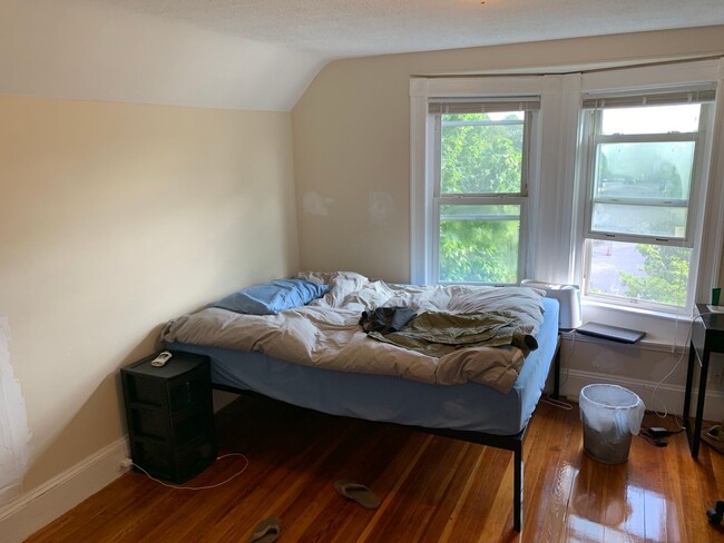 Building Photo - Huge 5 bed In Davis Square