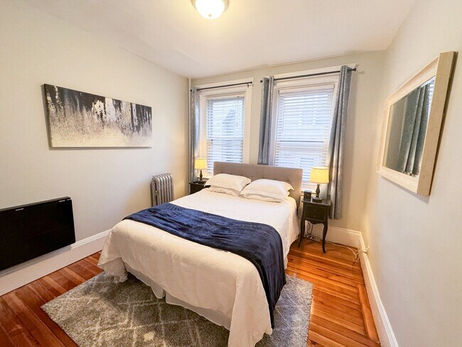 Building Photo - Amazing 3 bed 2 baths in Brookline.... MAY MOVE IN