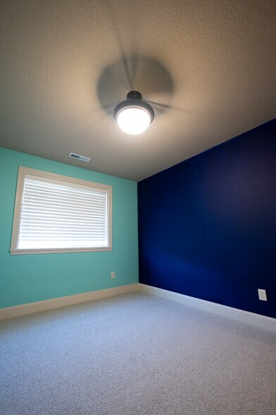 Building Photo - 15550 SW Cynthia Ln