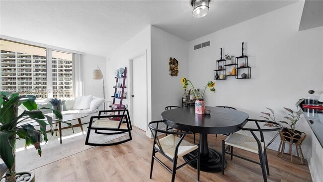 Building Photo - 1750 N Bayshore Dr