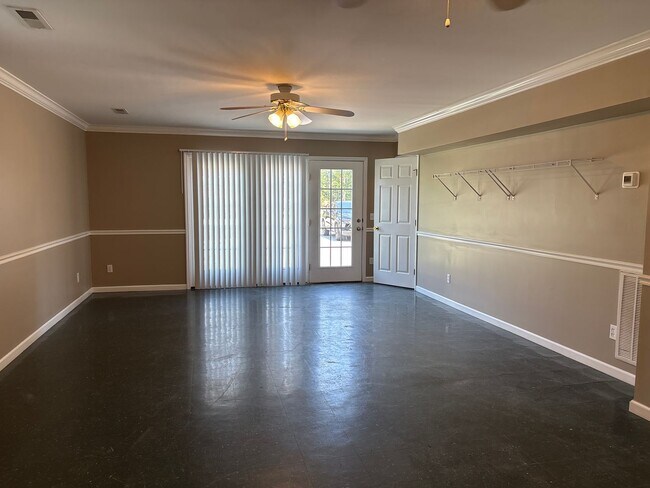 Building Photo - Beautiful 2 Bedroom Home with Spacious Bonus Room!