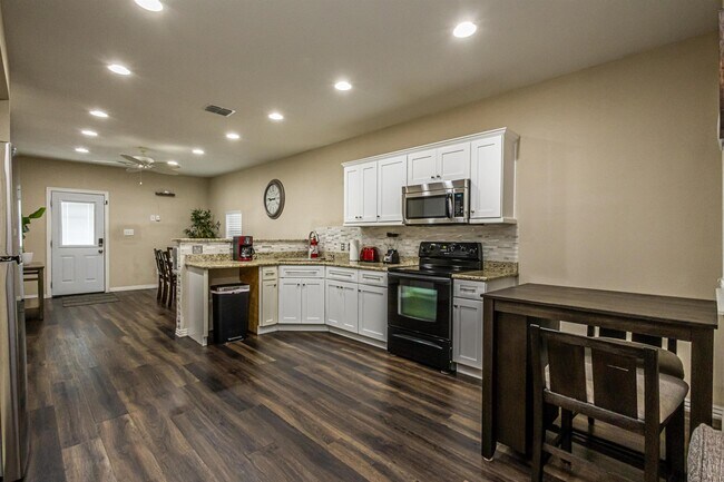 Building Photo - 1202 Center St
