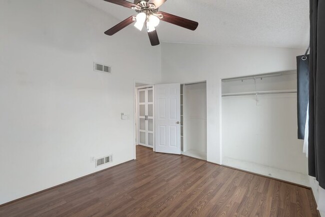 Building Photo - Newly Remodeled Condo