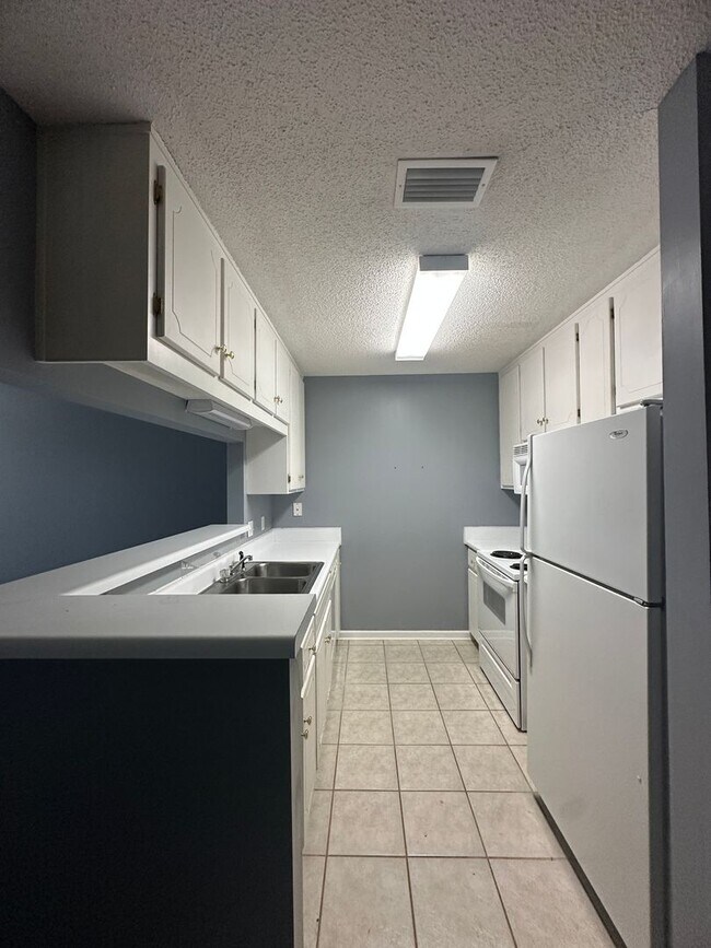 Building Photo - 105 S Spring View Dr