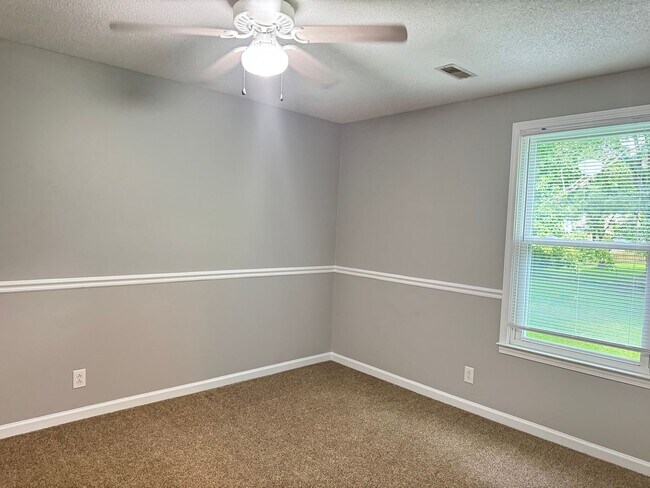 Building Photo - Exit 8! Rossview School. 4 Bed/2 Bath over...