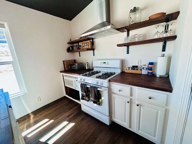 Building Photo - Updated 3 bd, 2 ba on 1.98 Acres with Hot Tub!