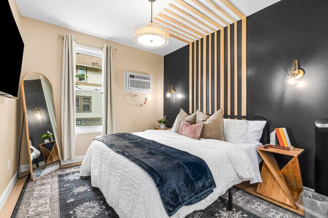 Building Photo - 295 Euclid St