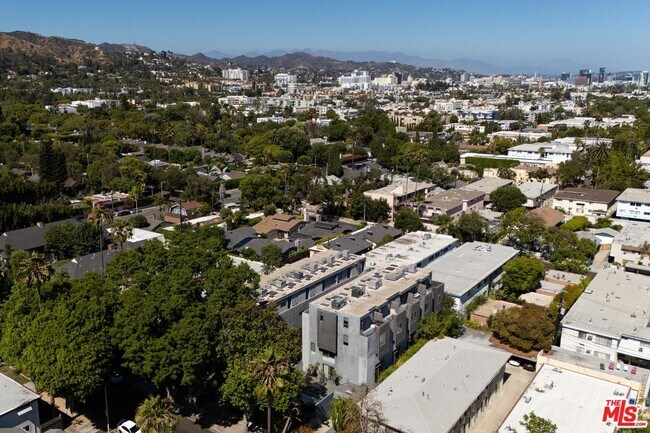 Building Photo - 1220 N Orange Grove Ave