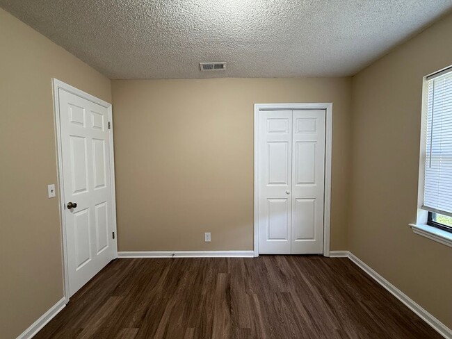 Building Photo - 302 Pinedale Dr