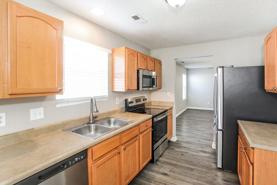 Building Photo - 5558 Wild Horse Dr