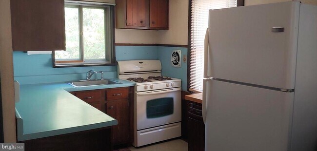 Building Photo - 613 Sampson Ave