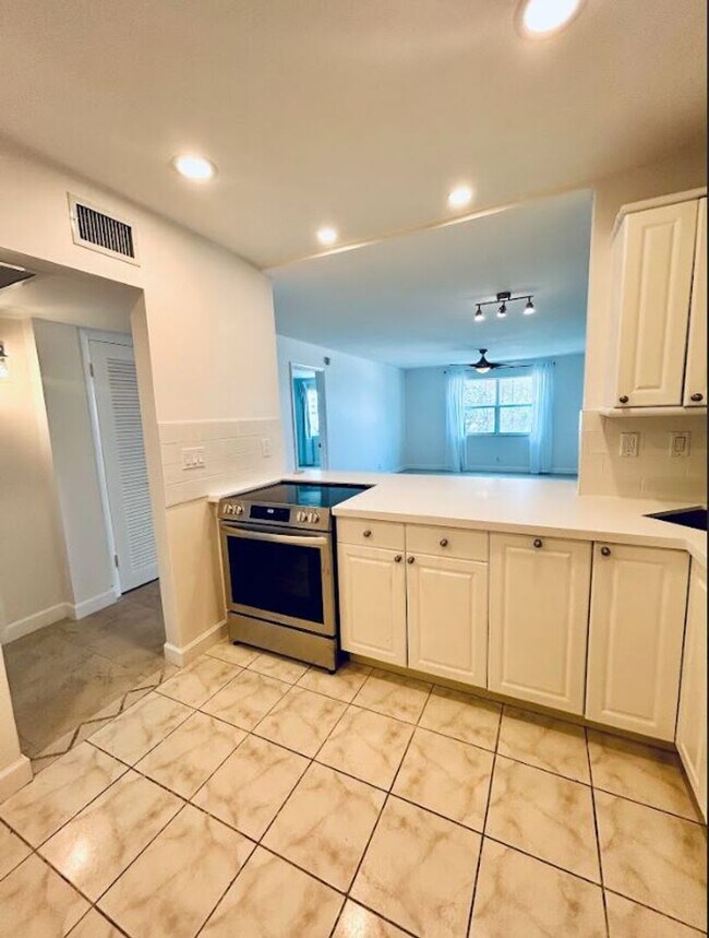 Building Photo - Large Updated 1 Bedroom 1.5 Bath Condo - S...