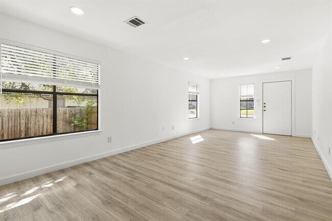 Building Photo - 1707 Yucca Ln