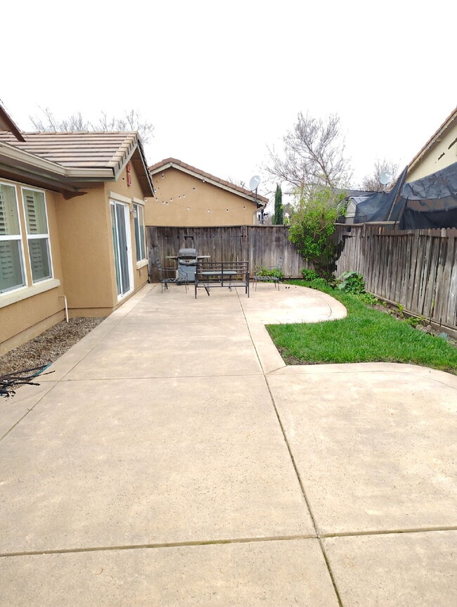 Building Photo - Bonus Office/Den, New Flooring, New Appliance, White Plantation Shutters throughout, Landscaped y...
