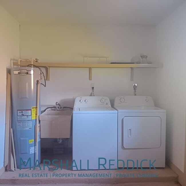 Building Photo - 2 bed 2 bath with a pool