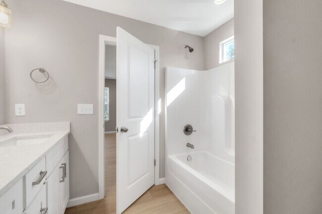 Building Photo - *Amazing Lease Offer* Elegant 3 Bedroom, 2.5 Bathroom Duplex with 1-Car Garage in Woodruff $1750/...