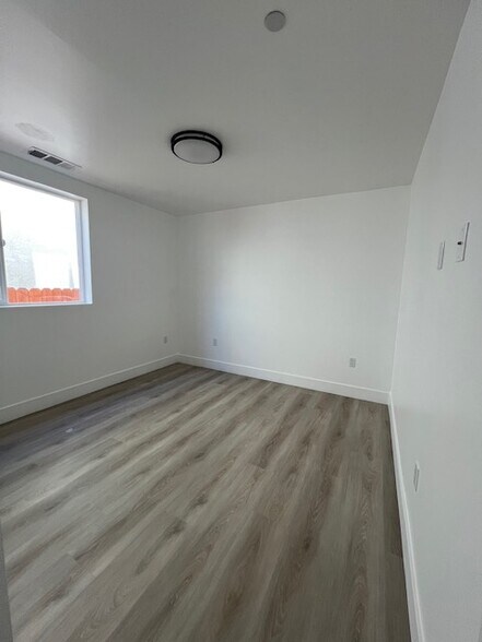 Building Photo - 640 W 45th St