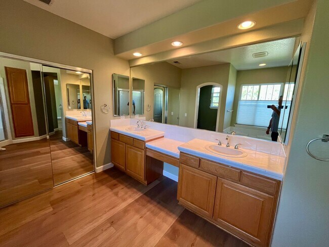 Building Photo - Carlsbad 4 bedroom Stunner on Cul-de-sac w...