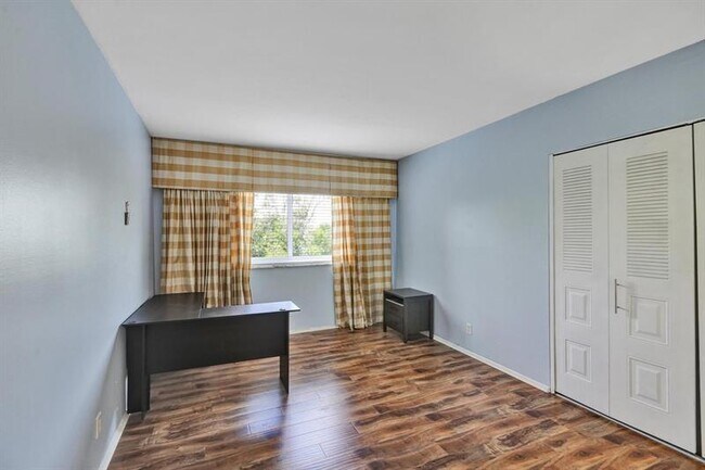 Building Photo - 1407 NE 56th St