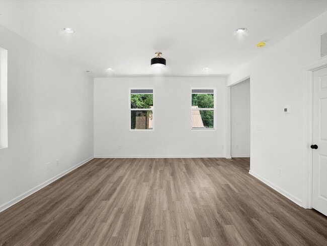 Building Photo - 213 9th Ave SE