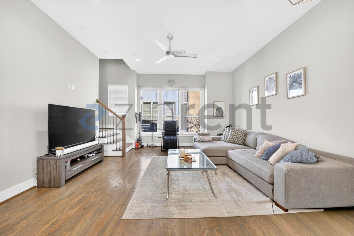 Building Photo - 4906 Live Oak St