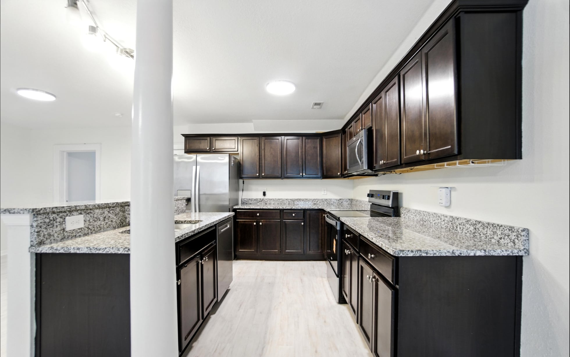 Building Photo - 2605 Bapaume Ave
