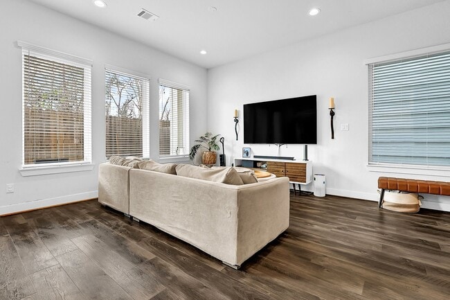 Building Photo - 5733 White Magnolia St.