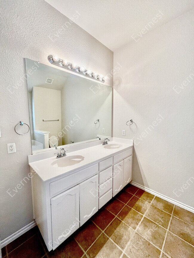 Building Photo - Spacious 3-Bedroom Home with Modern Kitche...