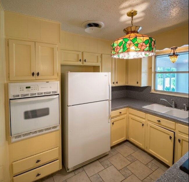 Building Photo - AVAILABLE NOW; APPLY AT OUR WEBSITE TODAY!!