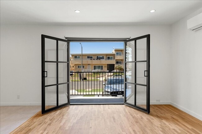 Primary Photo - 652 Hayworth Ave