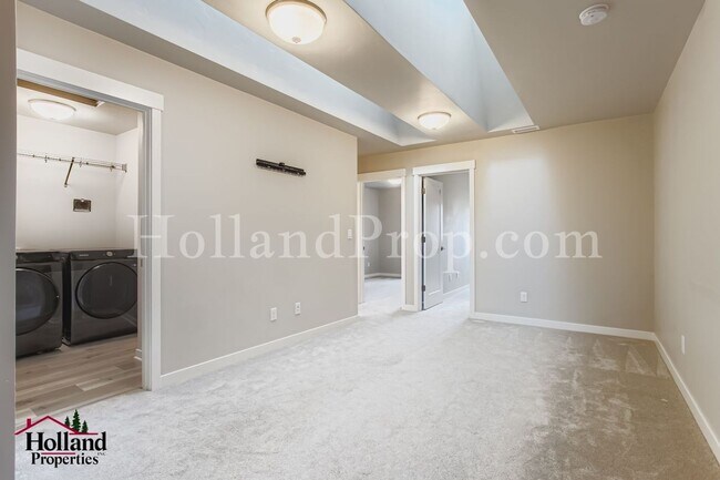 Building Photo - **Price drop: $2395 + $150.00 off for your first 3 months**- Lovely 3 bedroom home in Hillsboro