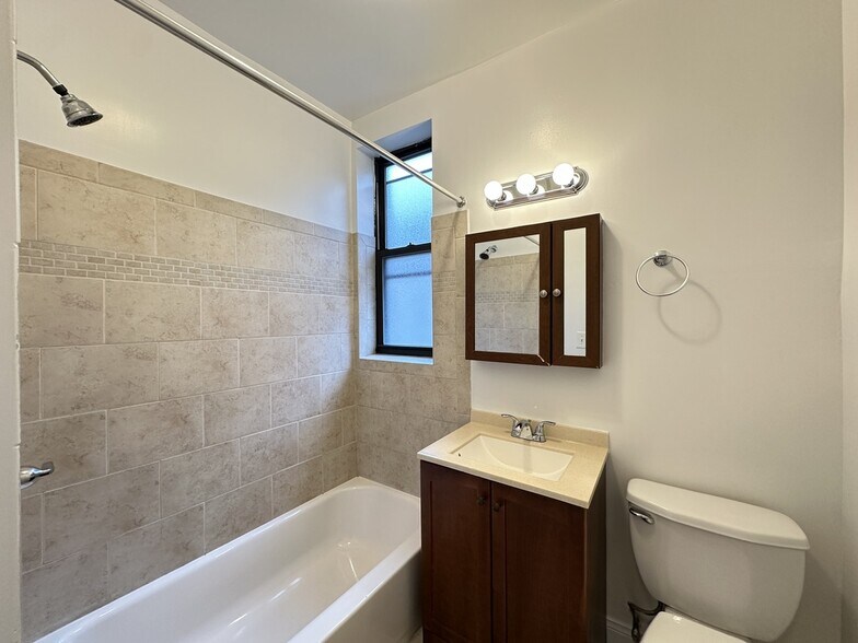 Building Photo - 633 W Cornelia Ave