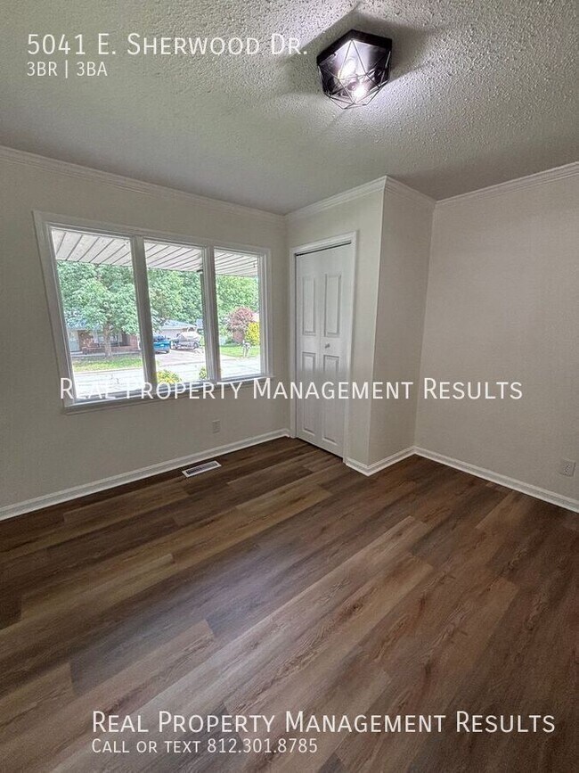 Building Photo - 5041 E Sherwood Dr