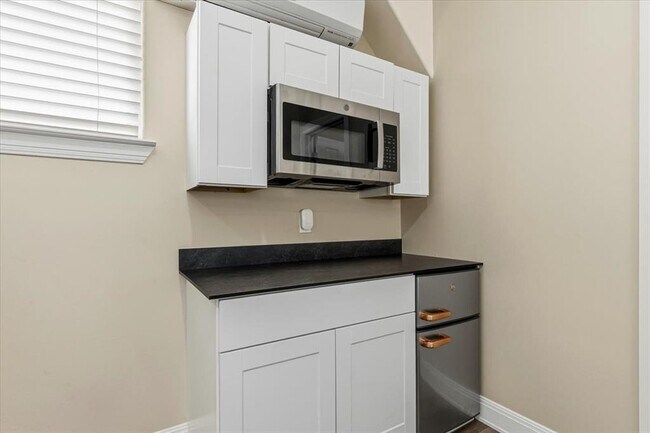 Building Photo - 25207 Lakeview Dr