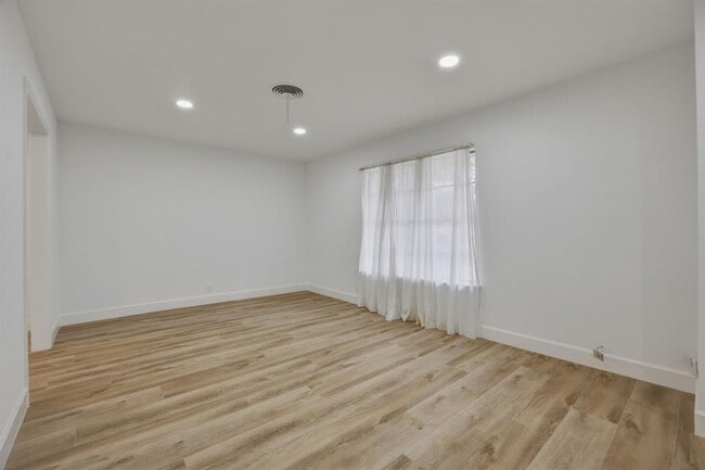 Building Photo - 1705 Elmhurst Dr