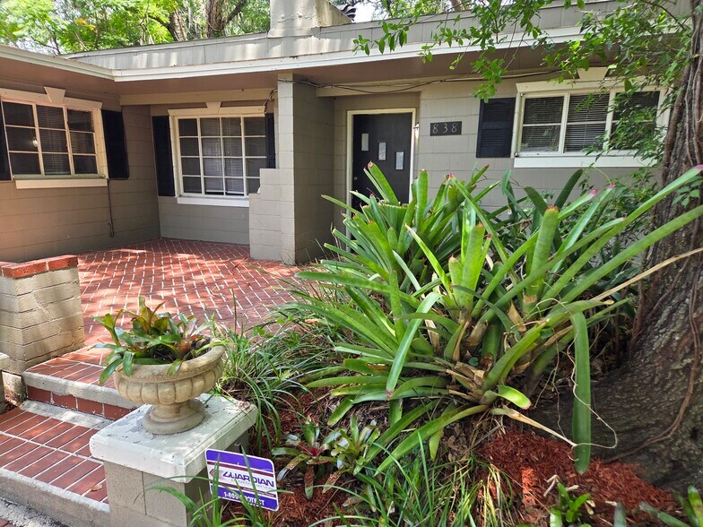 Building Photo - 838 Rosalia Dr