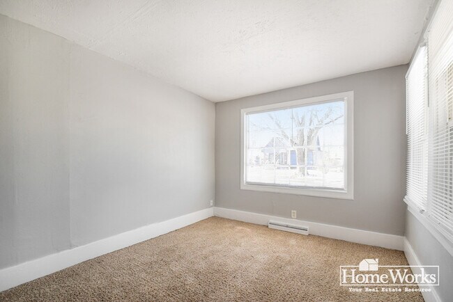 Building Photo - Adorable 2 Bedroom Home