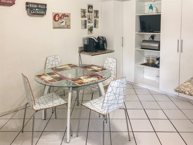 Building Photo - 5614 Hammock Ln