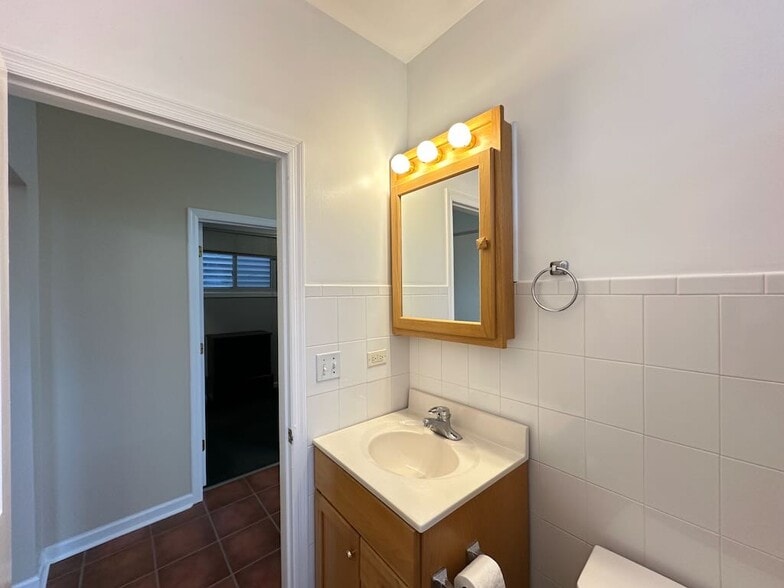 Building Photo - 1829 W Melrose St