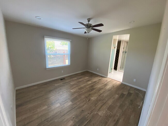 Building Photo - Newly Renovated on Montezuma!