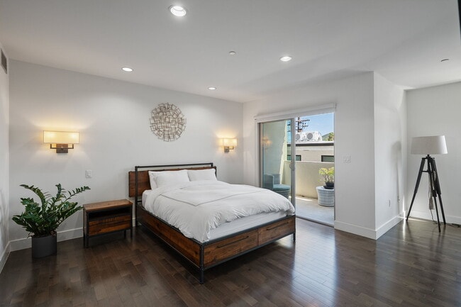 Building Photo - 11023 Fruitland Dr