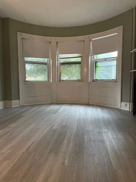 Living space large bay windows - 126 Saint Marys St