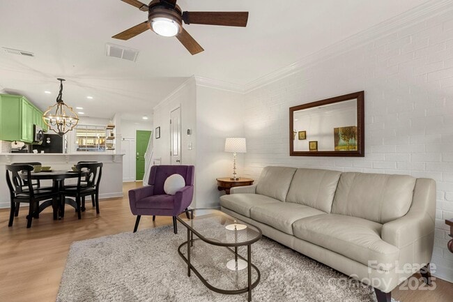 Building Photo - 1318 Green Oaks Ln