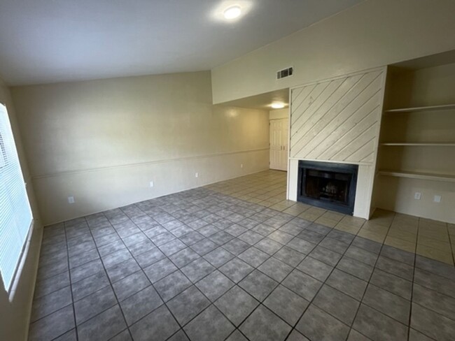 Building Photo - Pineridge - Beautiful 2 Bedroom, 1 Bathroo...