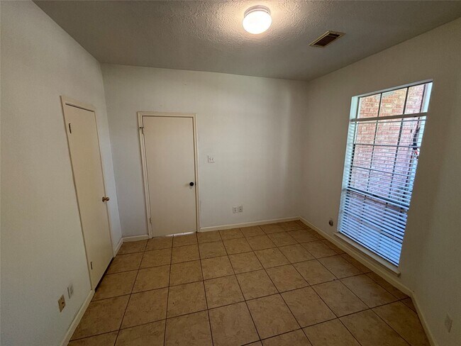 Building Photo - 15803 Mission Estates Ct