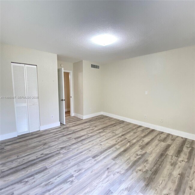 Building Photo - 10794 N Kendall Dr