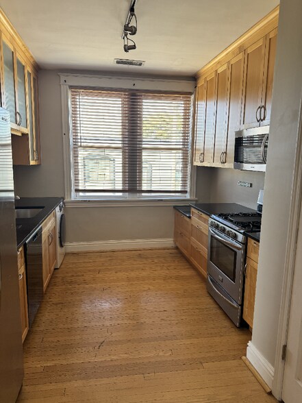 Building Photo - 5145 Shaw Ave